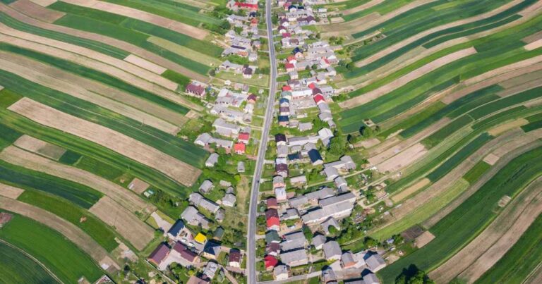 Suloszowa é cidade singular, onde 6.000 moradores vivem numa única rua