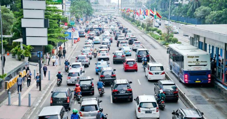 Engarrafamento custa tempo, saúde e dinheiro: cidades inteligentes mostram outro caminho