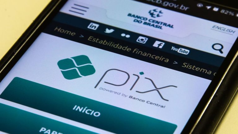 PIX avança no Brasil, mas uso ainda depende da renda e da educação