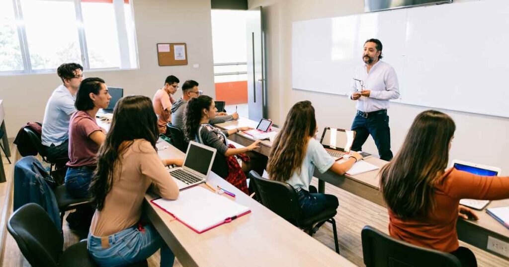 Universidades e prefeituras: a parceria que resolve a crise de talentos no setor público