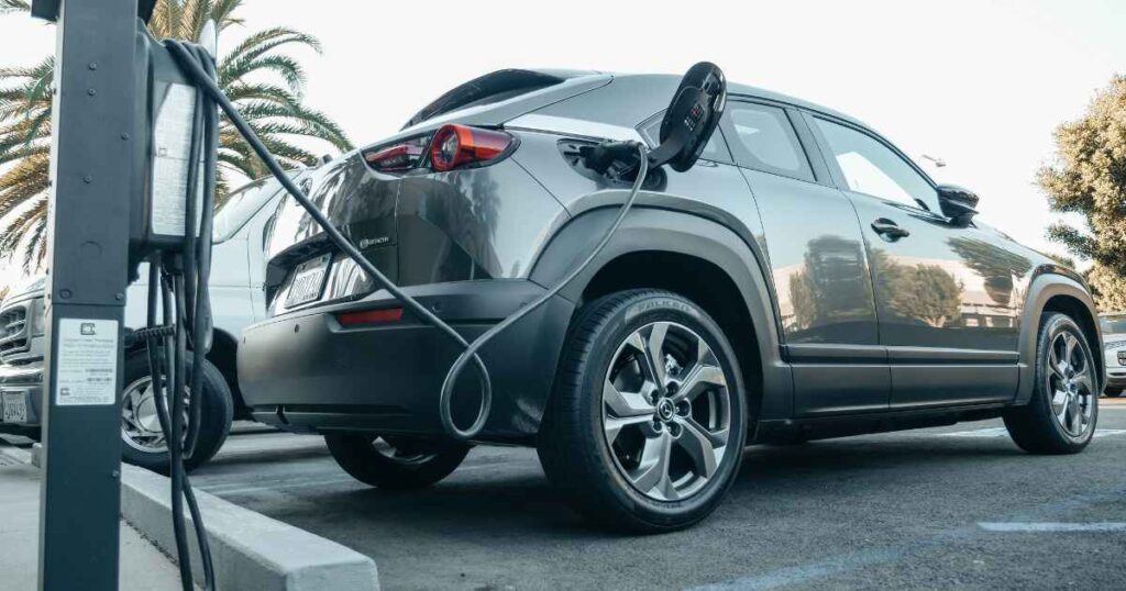 Carros elétricos: por que instalar carregadores pode levar anos?